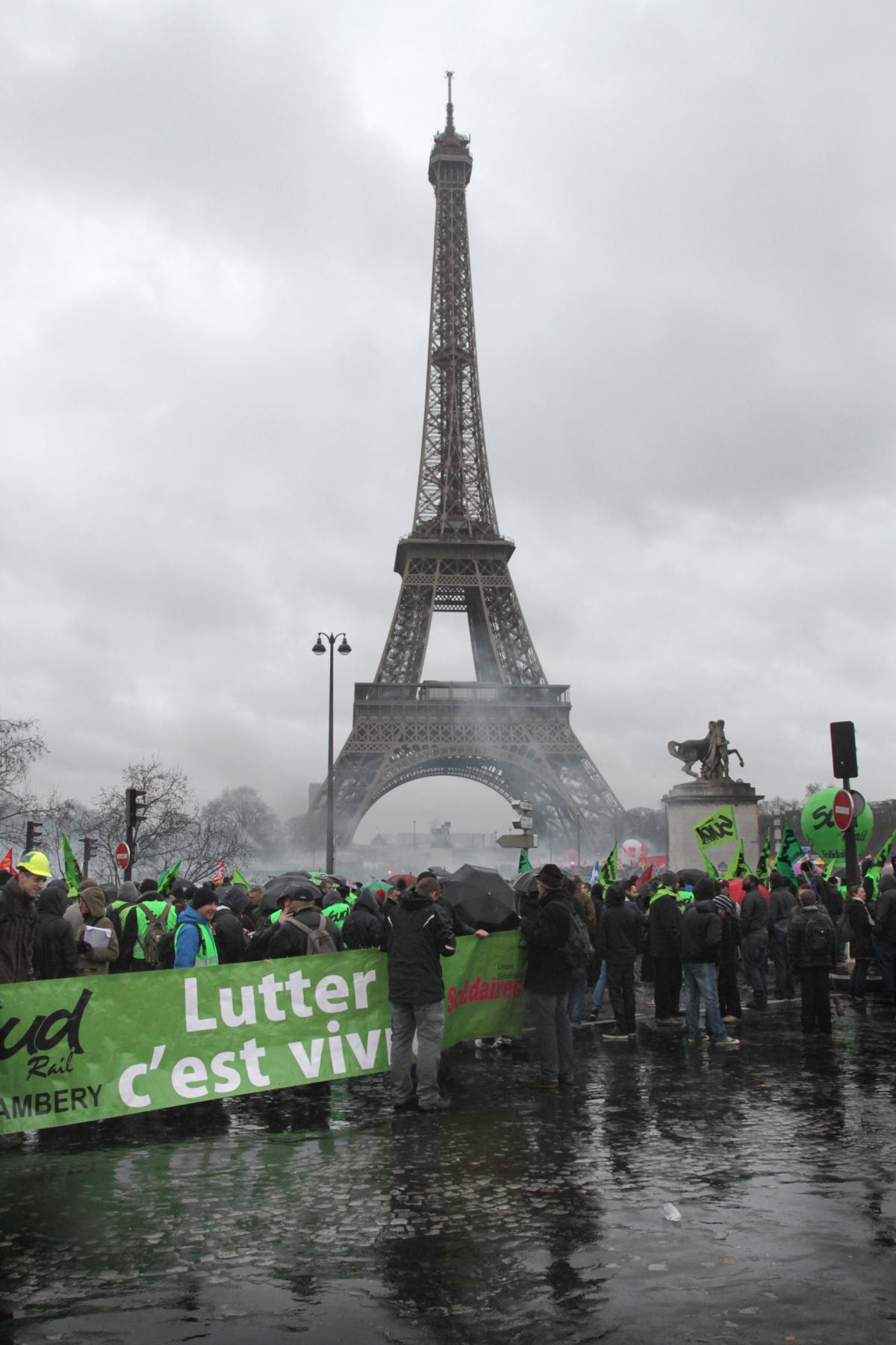 Banderole Lutter c'est vivre sur fond de Tour Eiffel