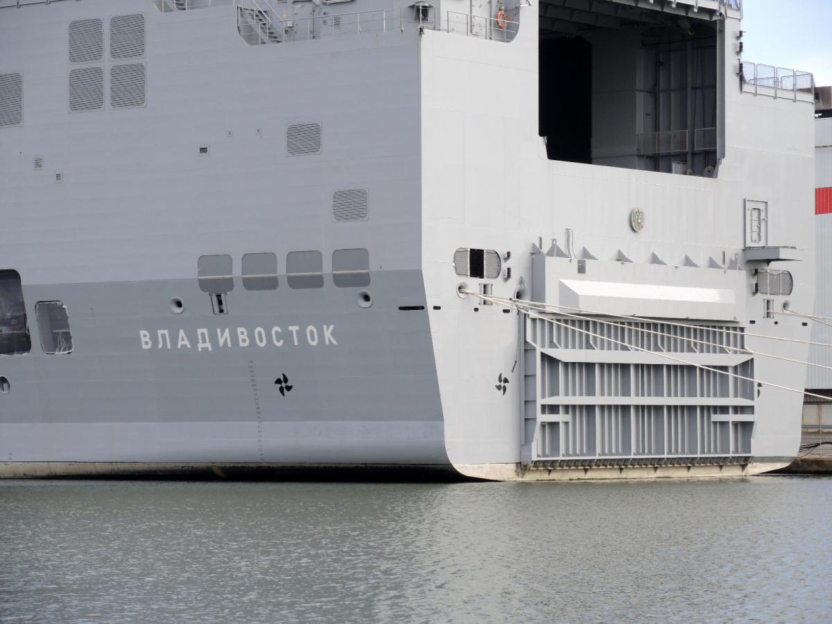 Navire militaire de type Mistral bâtiment de projection et de commandement (BPC) le Vladivostok porte-hélicoptère vendu à la Russie,