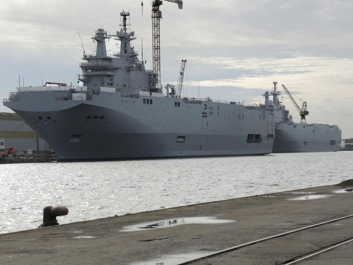 Navire militaire de type Mistral bâtiment de projection et de commandement (BPC) le Vladivostok porte-hélicoptère vendu à la Russie,