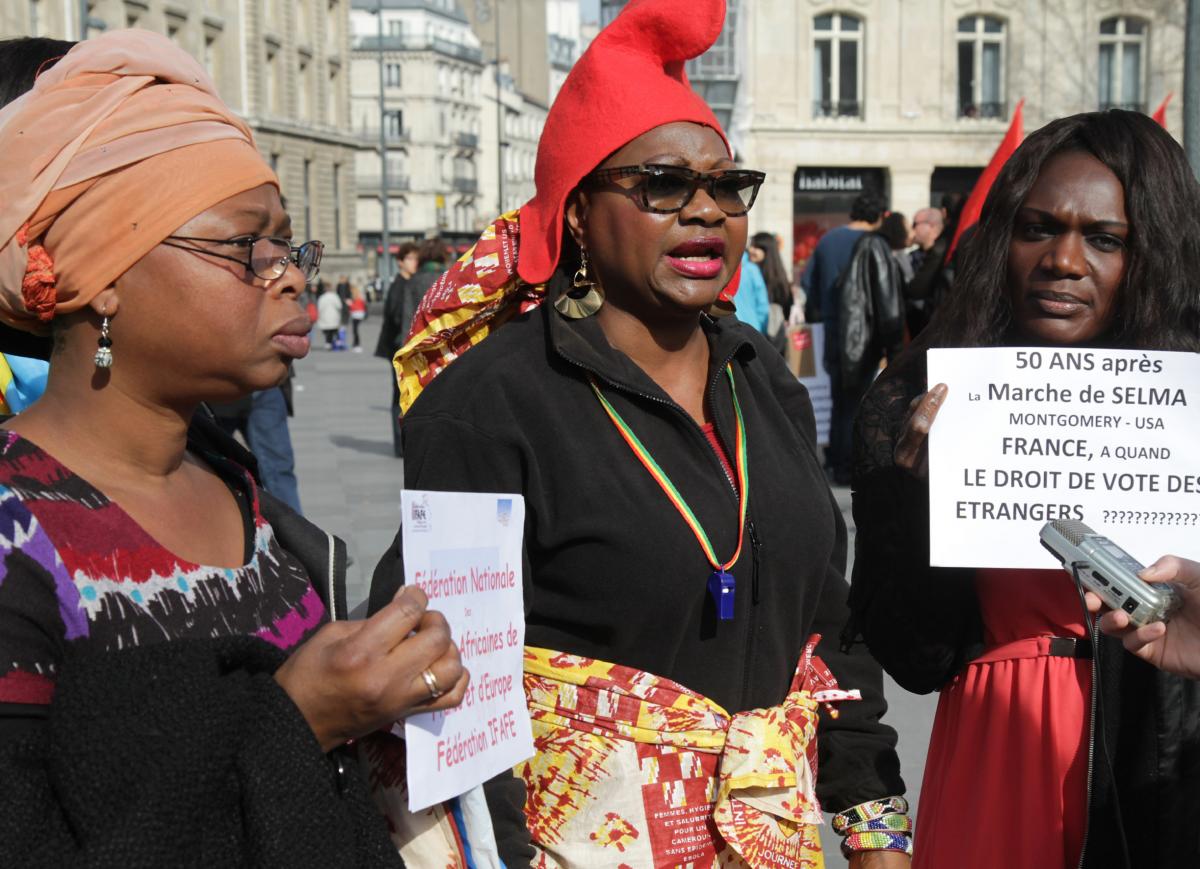 Femmes noires pancarte A quand le droit de vote des étrangers?