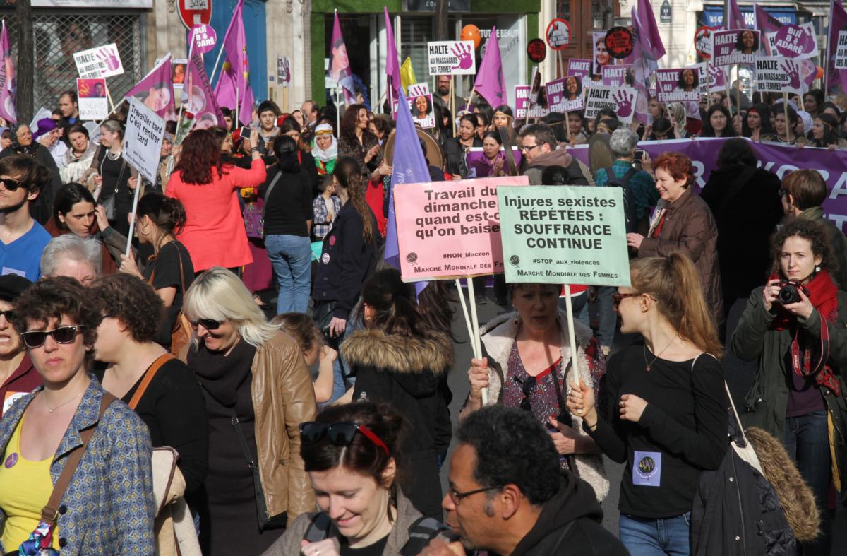 pancarte Injures sexistes répétées souffrance continue