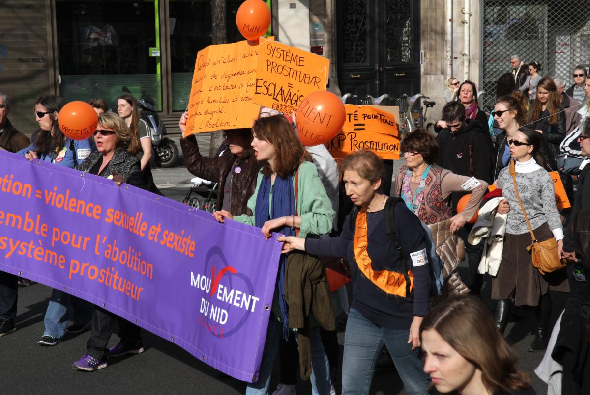 Cortège du Mouvement Le Nid Pancarte Système prostitueur = esclavagisme