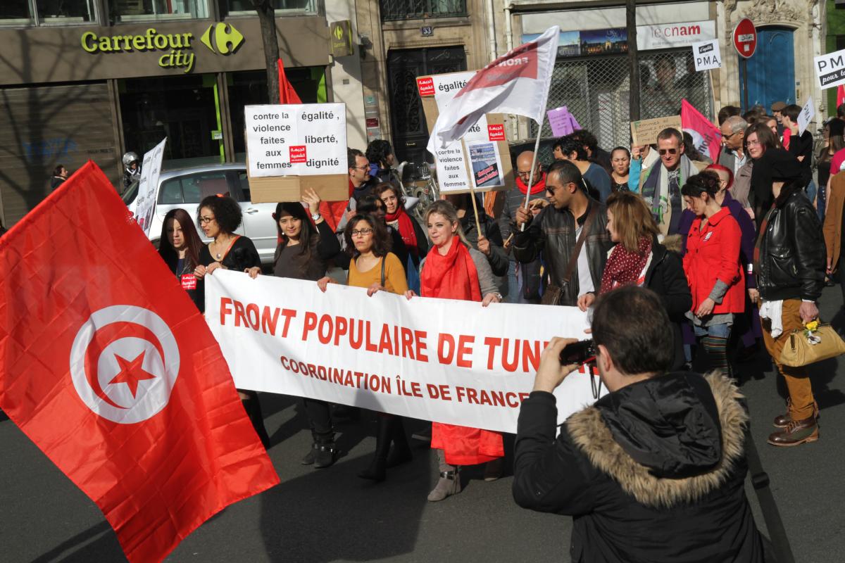 Cortège du Front Populaire de Tunisie avec drapeau tunisien