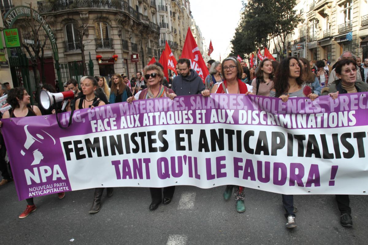Banderole de tête du NPA Féministes et anticapitalistes tant qu'il le faudra