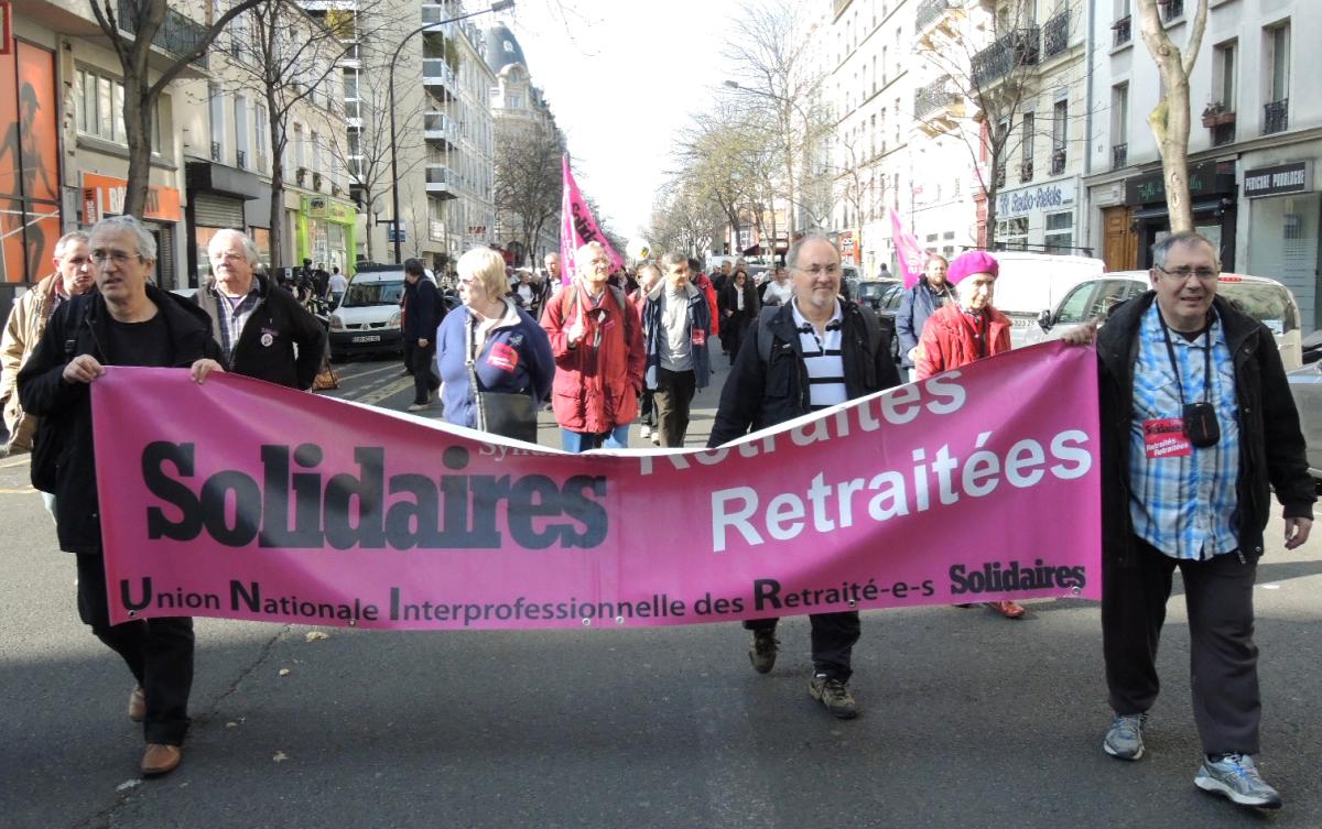 Banderole Solidaires Retraités Les retraités revendiquent la fin du gel des pensions et leur indexation sur lévolution des salaires.