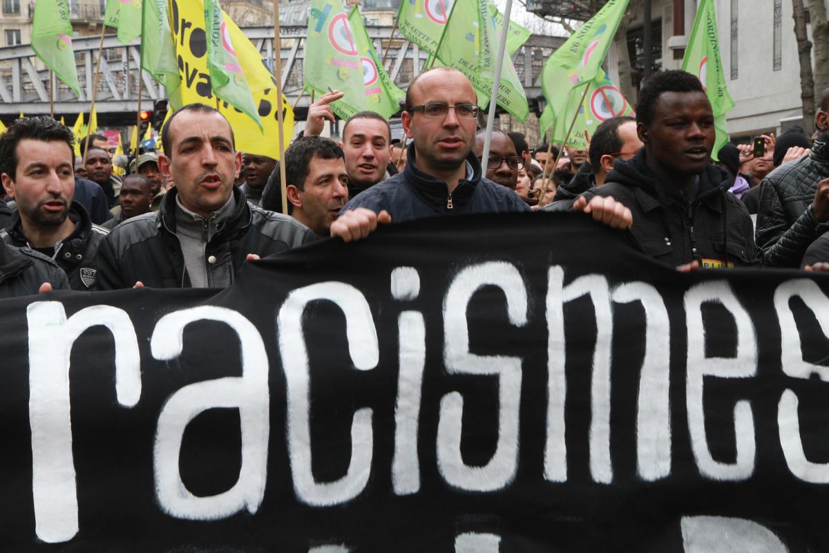 tête du cortège avec le mot racisme