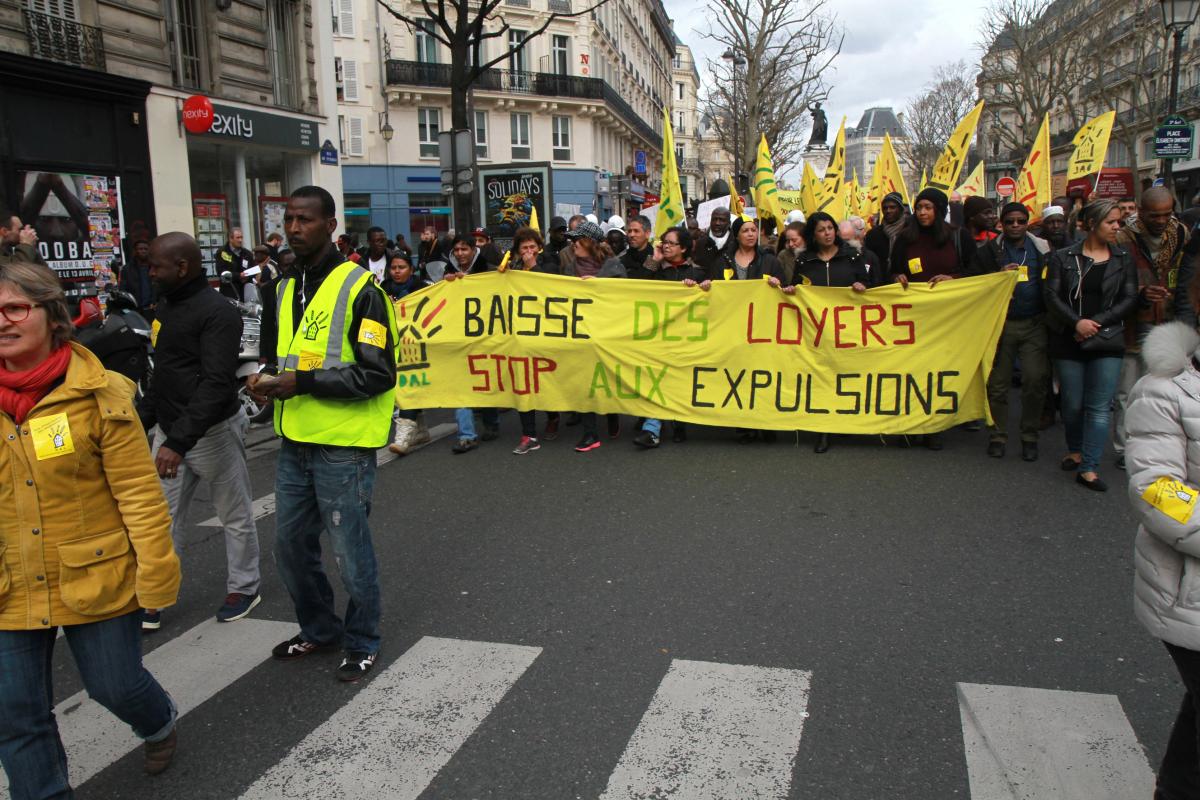 Banderole du DAL Baisse des loyers Non aux expulsions