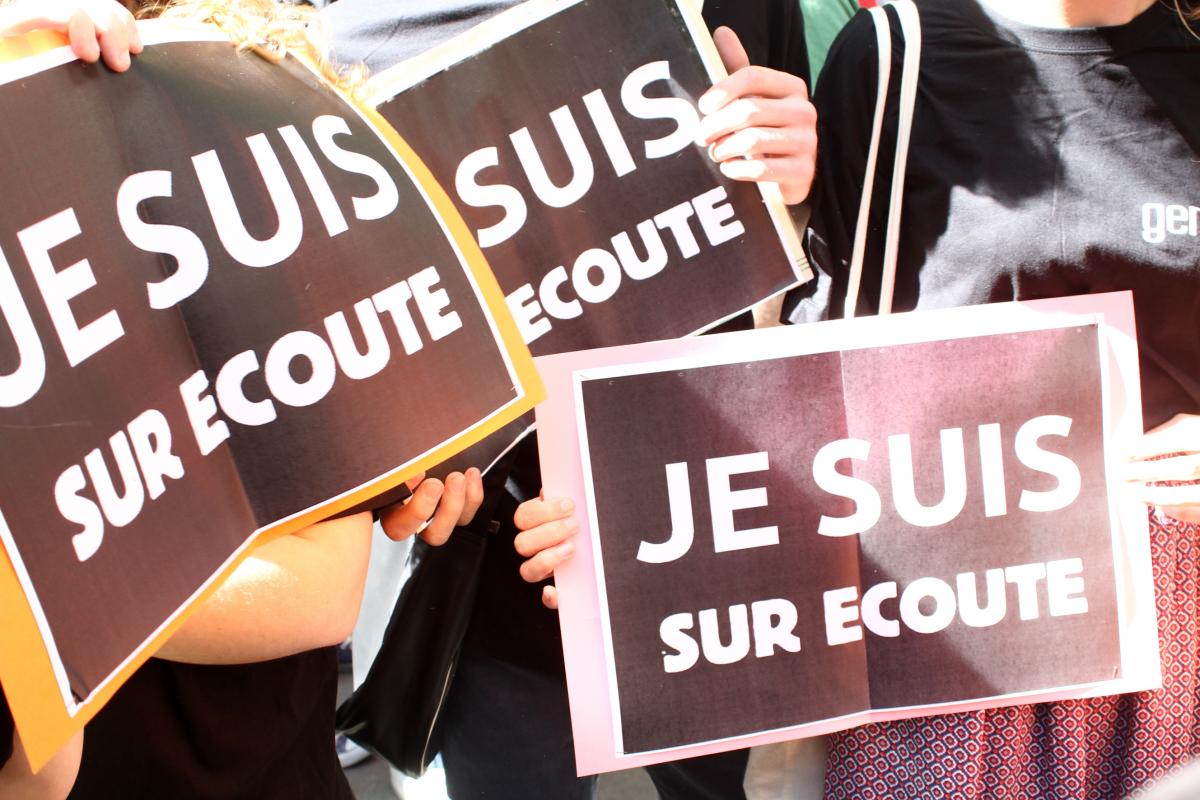 Pancarte Je suis sur écoute portées par des militantEs de l'association Génépi