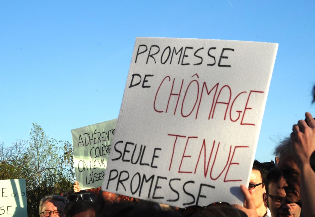 Action MJC-CS du 14 avril devant le bâtiment où devait se tenir le conseil municipal entérinant le choix du maire de Chilly-Mazarin Essonne