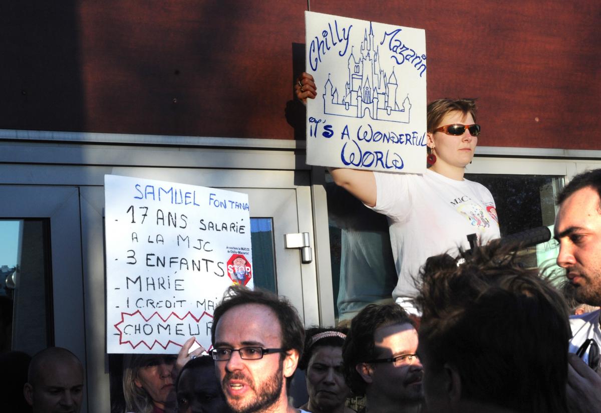 Action MJC-CS du 14 avril devant le bâtiment où devait se tenir le conseil municipal entérinant le choix du maire de Chilly-Mazarin Essonne
