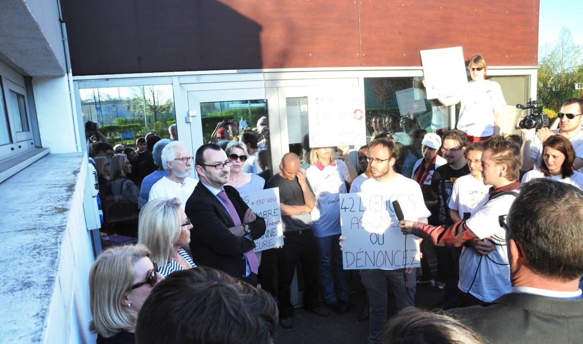 Action MJC-CS du 14 avril devant le bâtiment où devait se tenir le conseil municipal entérinant le choix du maire de Chilly-Mazarin Essonne