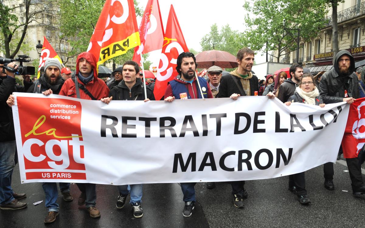 Banderole de l'union syndicale de Paris Cgt du commerce distribution services Retrait de la loi Macron