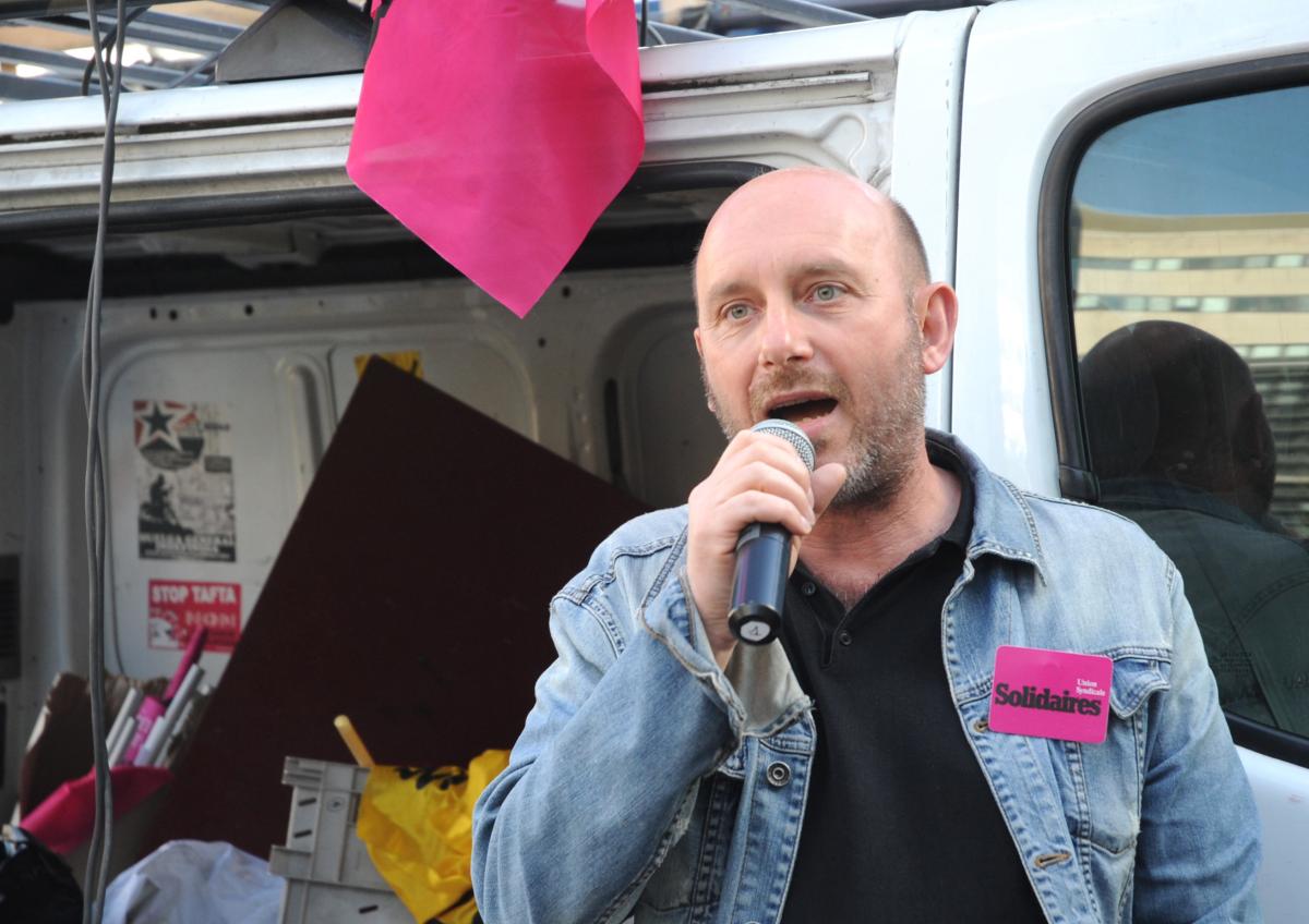Syndicaliste de SUD Solidaires au rassemblement devant le Ministère des finances pour demander la réintégration de Yann Le Merrer
