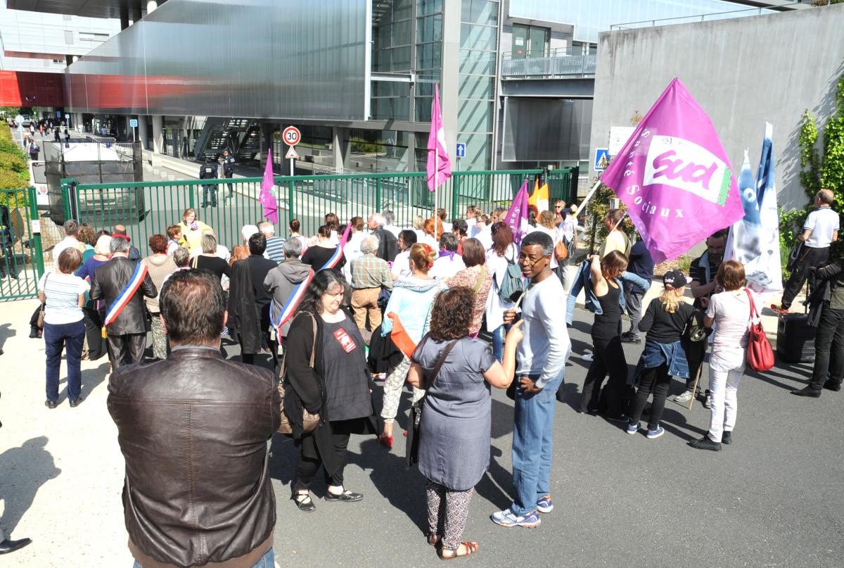 Rassemblement Syndical l'ors de l'inauguration du CHSF Centre Hospitalier Sud Francilien de Corbeil par Marisol TOURAINE Ministre des Affaires sociales