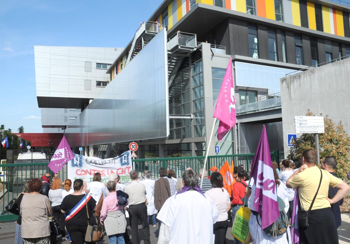 Les CRS séparent les manifestants l'ors de l'inauguration du CHSF Centre Hospitalier Sud Francilien de Corbeil par Marisol TOURAINE Ministre des Affaires sociales