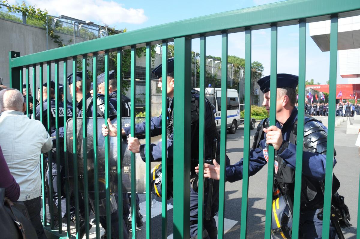 Les CRS séparent les manifestants l'ors de l'inauguration du CHSF Centre Hospitalier Sud Francilien de Corbeil par Marisol TOURAINE Ministre des Affaires sociales
