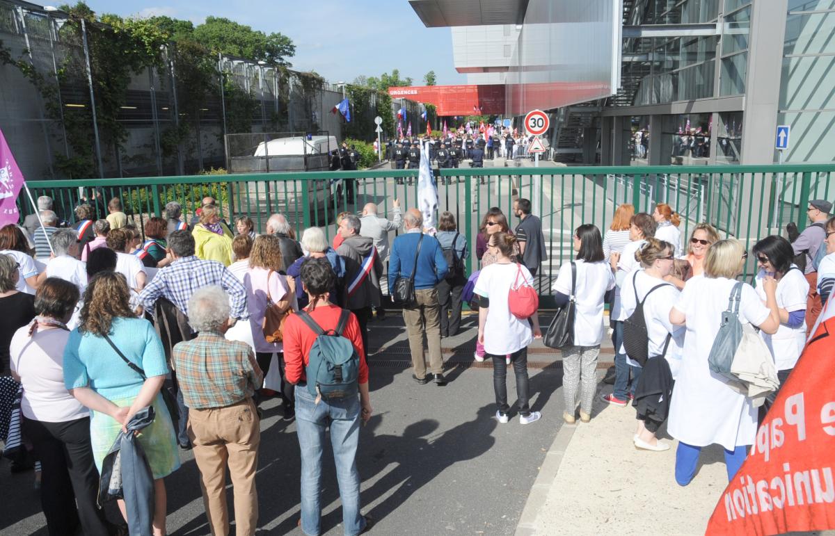 Les CRS séparent les manifestants l'ors de l'inauguration du CHSF Centre Hospitalier Sud Francilien de Corbeil par Marisol TOURAINE Ministre des Affaires sociales