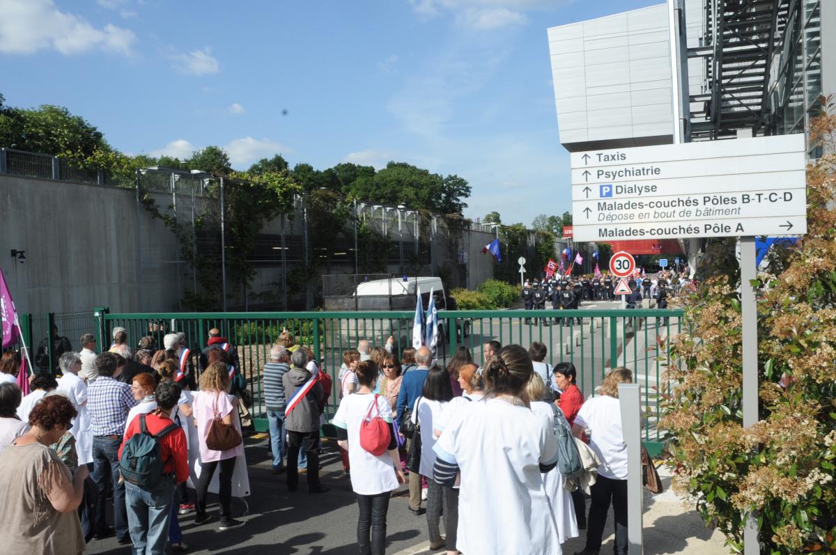 Les CRS séparent les manifestants l'ors de l'inauguration du CHSF Centre Hospitalier Sud Francilien de Corbeil par Marisol TOURAINE Ministre des Affaires sociales