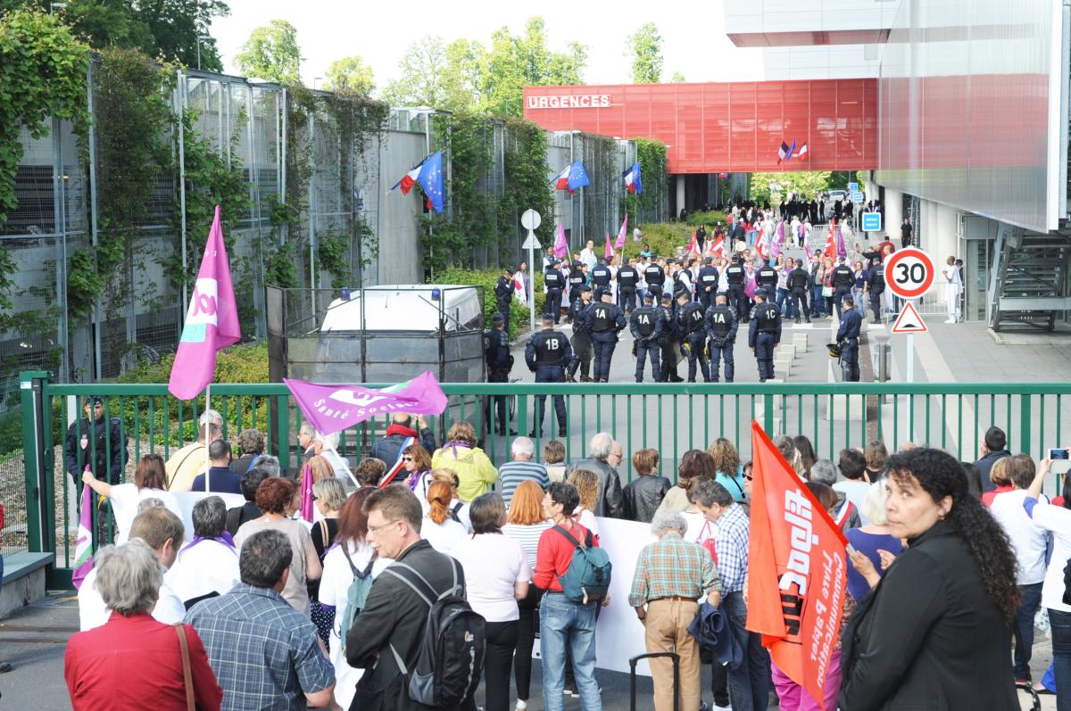 Les CRS séparent les manifestants l'ors de l'inauguration du CHSF Centre Hospitalier Sud Francilien de Corbeil par Marisol TOURAINE Ministre des Affaires sociales