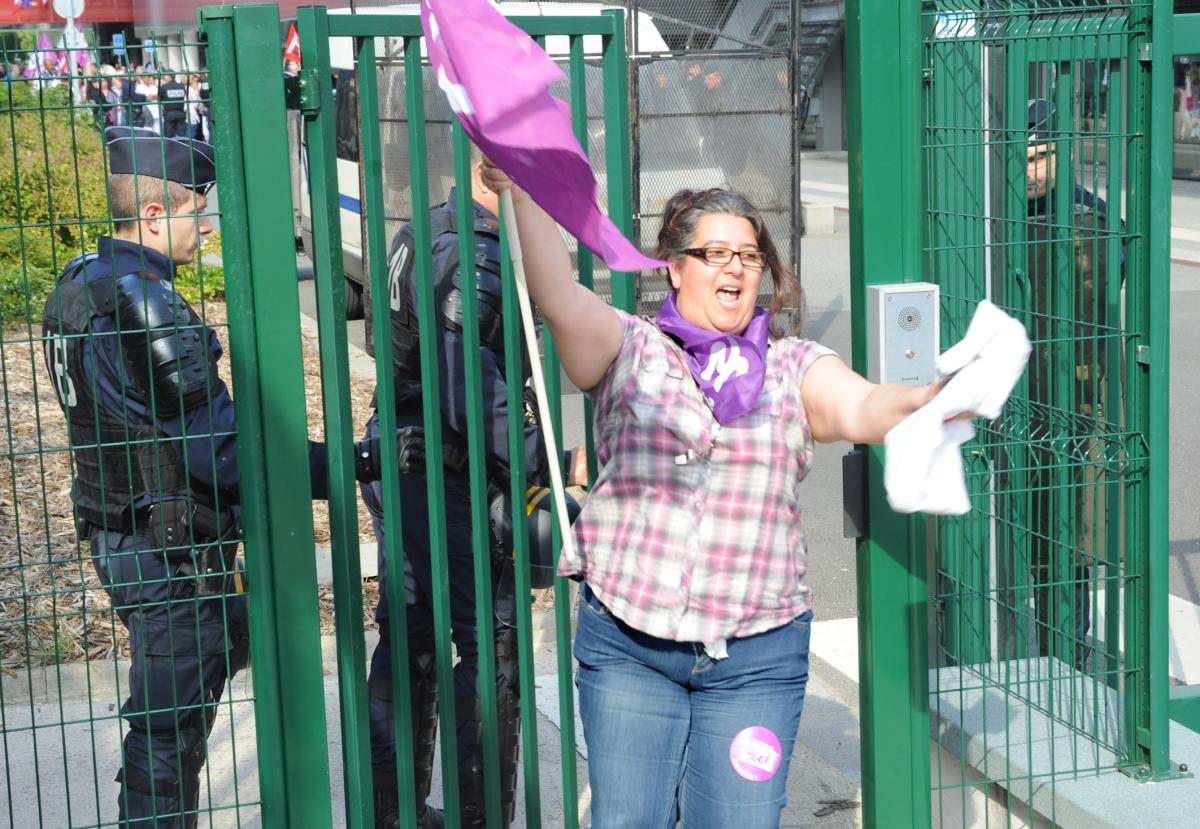 Les CRS séparent les manifestants l'ors de l'inauguration du CHSF Centre Hospitalier Sud Francilien de Corbeil par Marisol TOURAINE Ministre des Affaires sociales