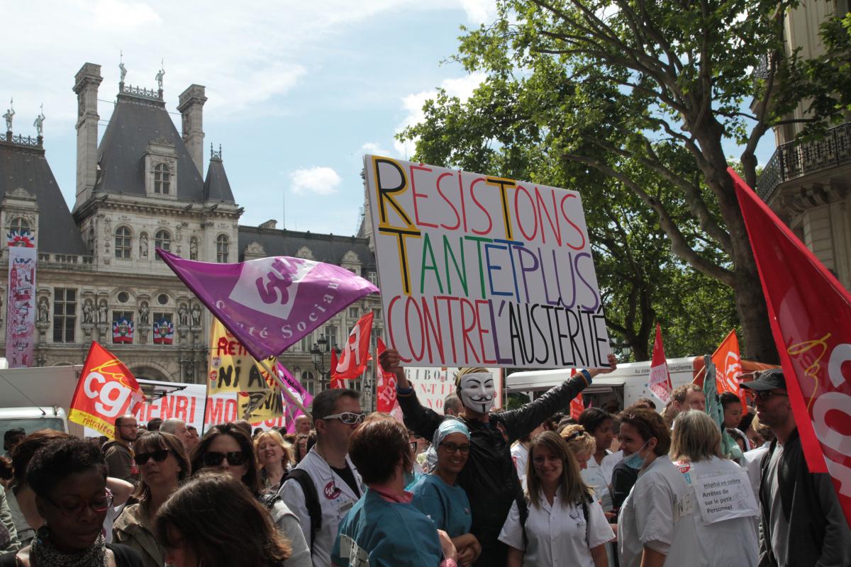 Pancarte résistons tant et plus contre l'austérité