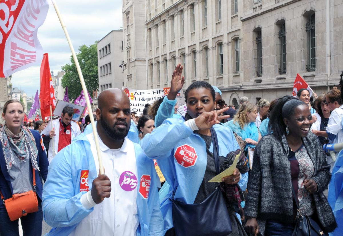 Salariés de l'AP-HP en grêve contre le projet de Martin Hirsch de remise en cause des RTT devant le Panthéon