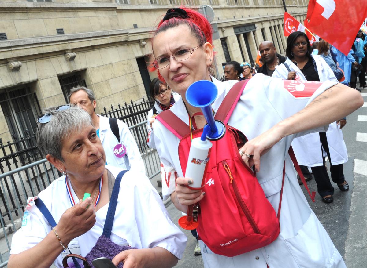 Salariés de l'AP-HP en grêve contre le projet de Martin Hirsch de remise en cause des RTT devant le Panthéon