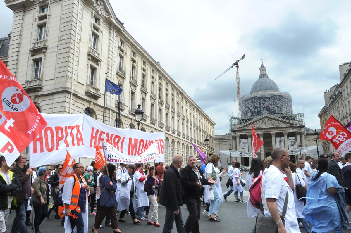Salariés de l'AP-HP en grêve contre le projet de Martin Hirsch de remise en cause des RTT devant le Panthéon