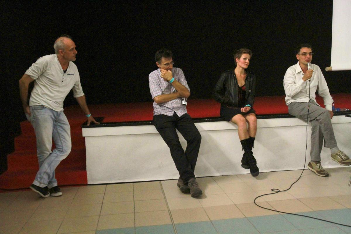 Philippe Poutou, Pierre Carles, Nina Faure et Serge Halimi lors de la présentation du documentaire