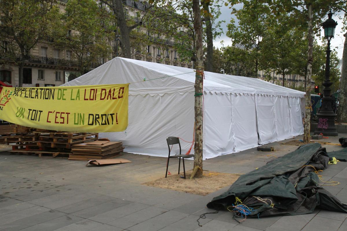 Sous les bâches, les militants du DAL dégagent un barnum tout neu
