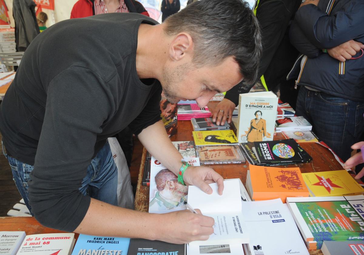 Signature du livre d'Olivier Besancenot Le véritable coût du capital éditions Autrement