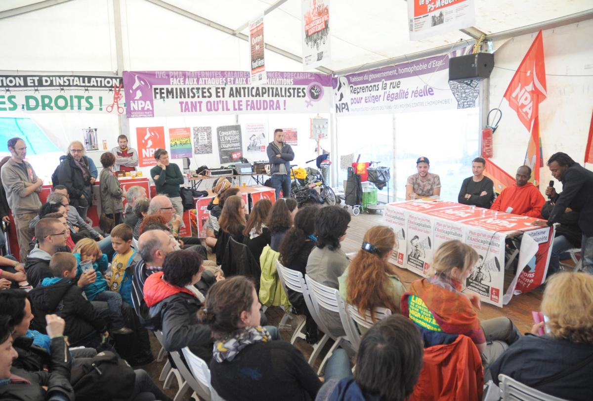 Débat stand du Npa Ouvrez les frontières liberté de circulation avec Olivier Besancenot et des Migrants