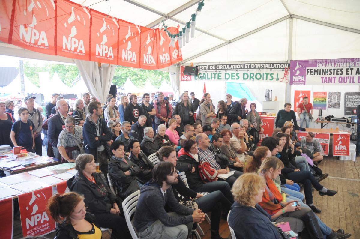 Débat stand du Npa Ouvrez les frontières liberté de circulation avec Olivier Besancenot et des Migrants