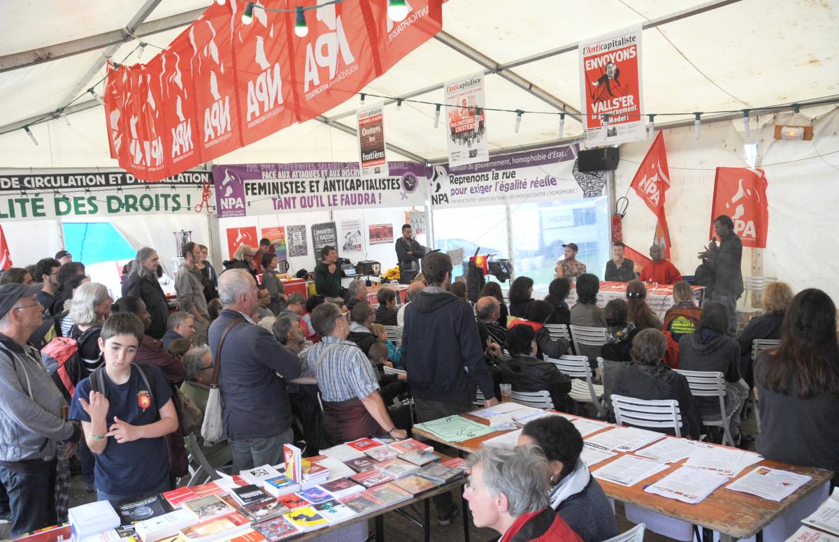 Débat stand du Npa Ouvrez les frontières liberté de circulation avec Olivier Besancenot et des Migrants