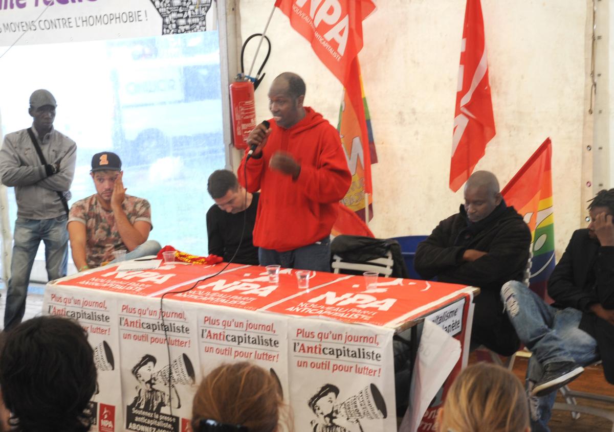 Débat stand du Npa Ouvrez les frontières liberté de circulation avec Olivier Besancenot et des Migrants