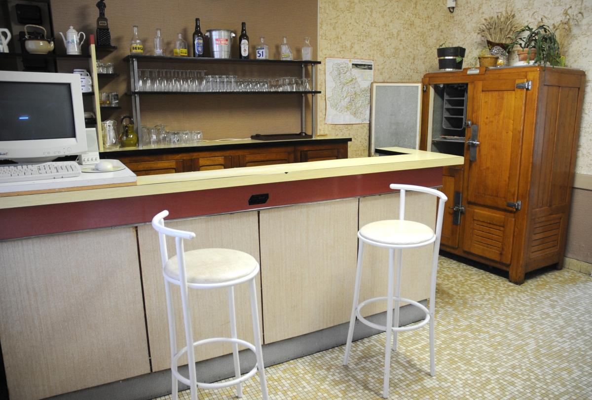 Vieux Bar de café de village avec glacière
