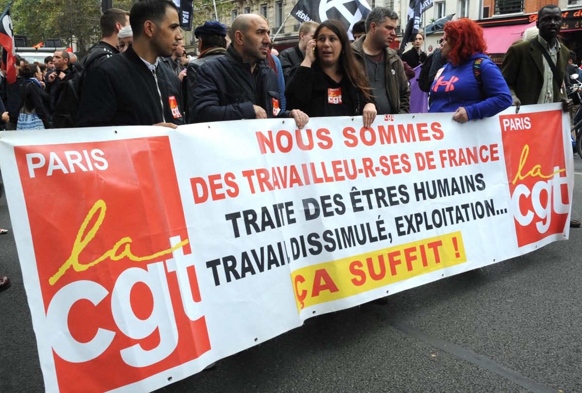 Banderole UD de Paris Cgt Traite des êtres humains travail dissimulé Exploitation ça suffit!