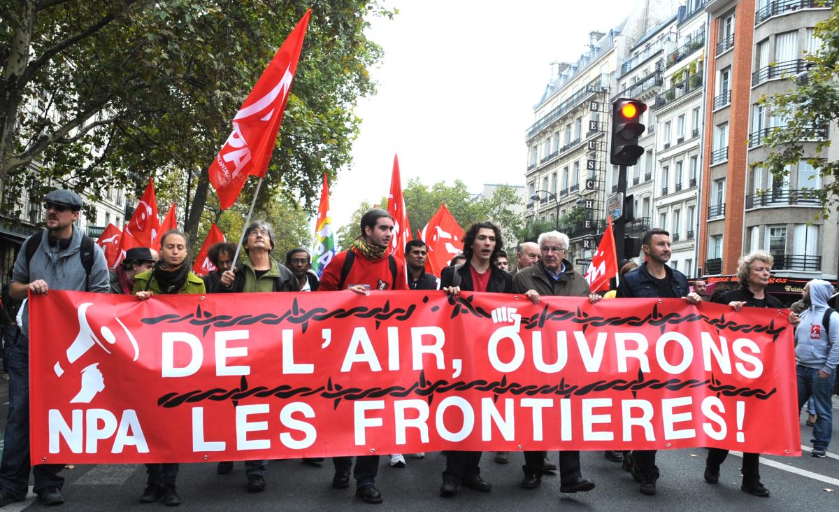 Banderole Npa De l'air Ouvrons les Frontières!