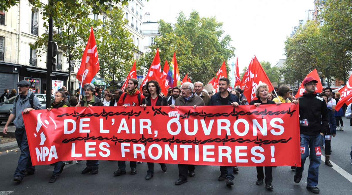 Banderole Npa De l'air Ouvrons les Frontières!
