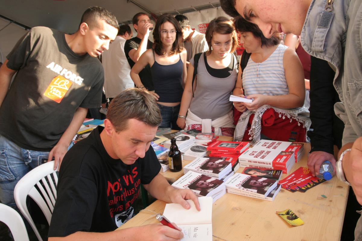 Olivier Besancenot dédicace son livre au stand LCR de la fête de l'Humanité