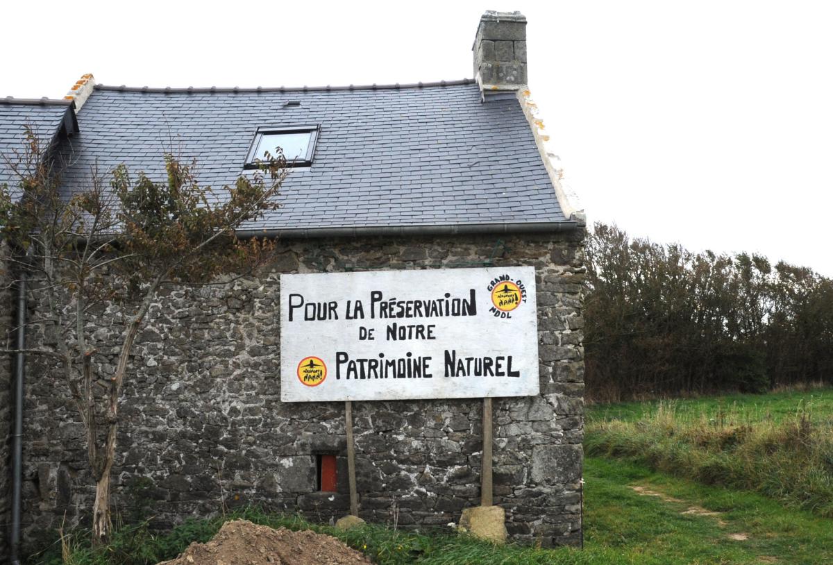 Pour la préservation de notre patrimoine naturel Non! à Notre- dame- des- Landes Aéroport panneau à Plogoff