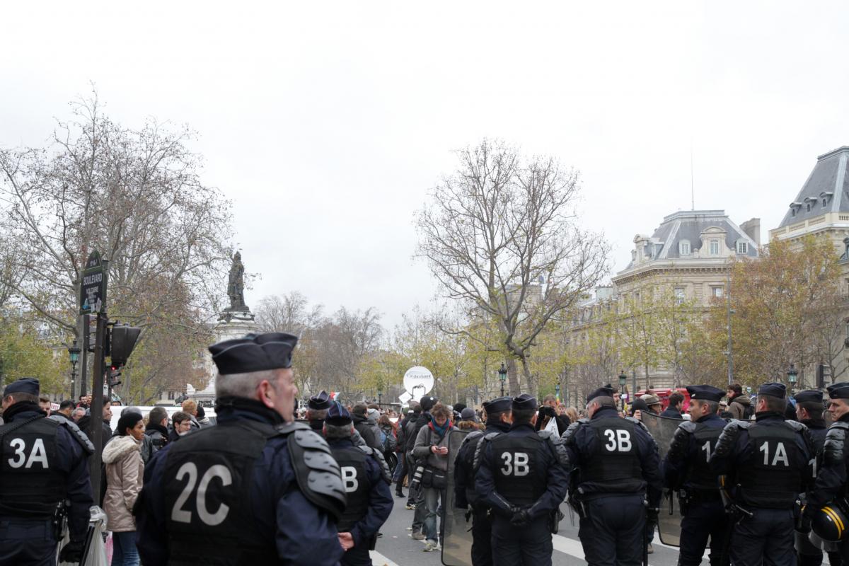 La police à l'entrée de la place de la place de la République