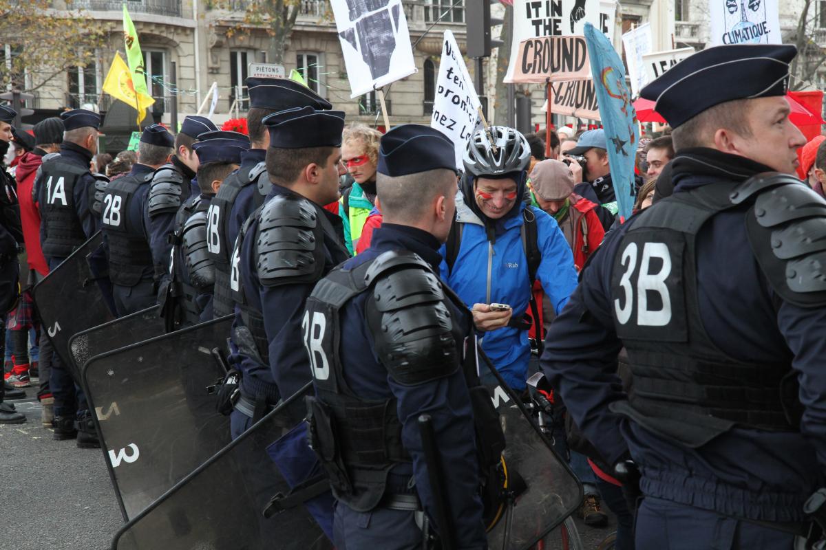 La police Porte Maillot canalise les manifestants