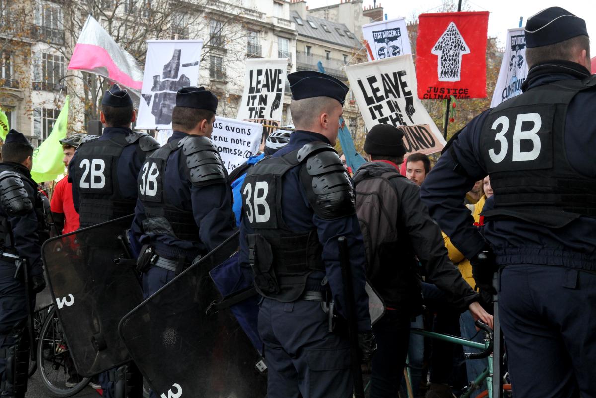 La police Porte Maillot canalise les manifestants