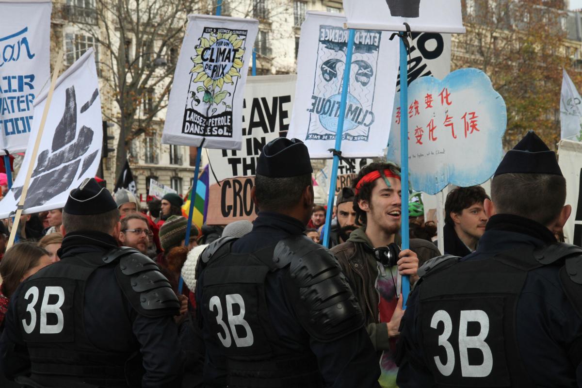 La police Porte Maillot canalise les manifestants