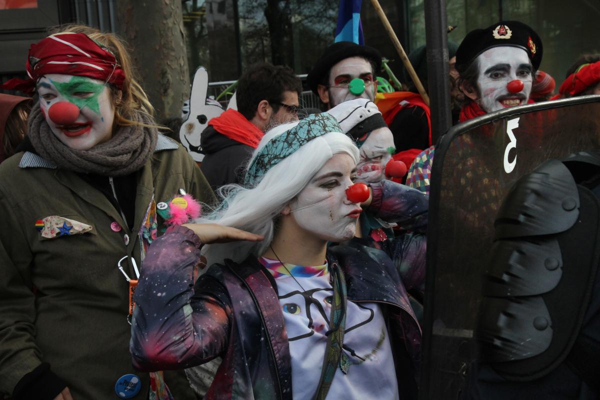 Les clowns face à la police
