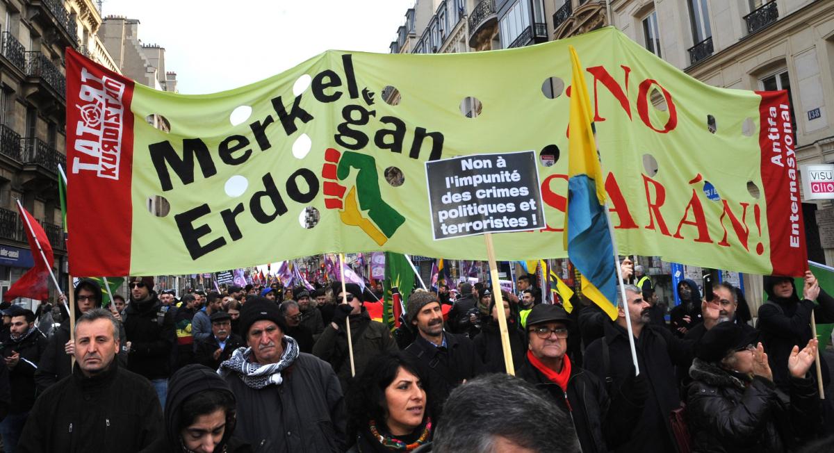 Banderole Merkel Ergodan No Pasaran!