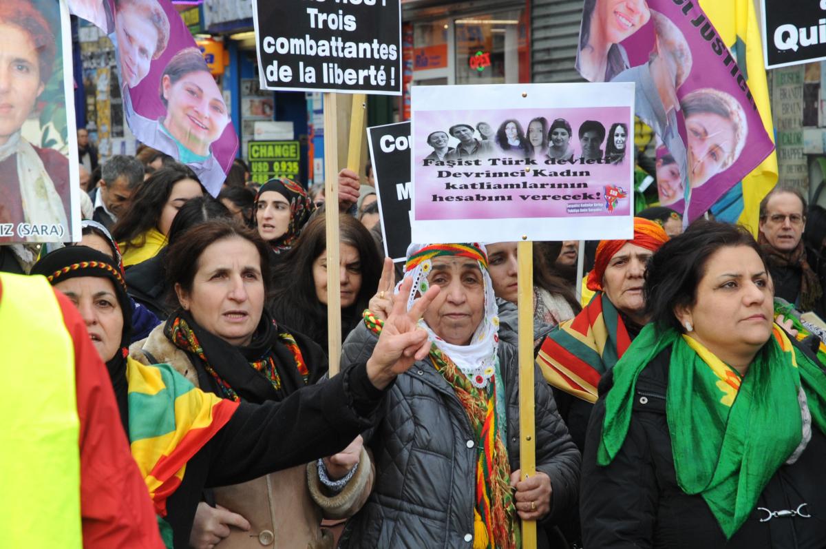Militantes Kurde Vérité et justice pour Sakine, Rojbîn et Leyla, militantes kurdes assassinées à Paris en 2013