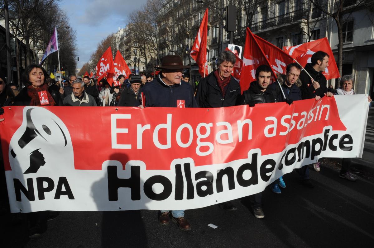 Tête de manifestation du Npa banderole Ergodan assassin Hollande Complice