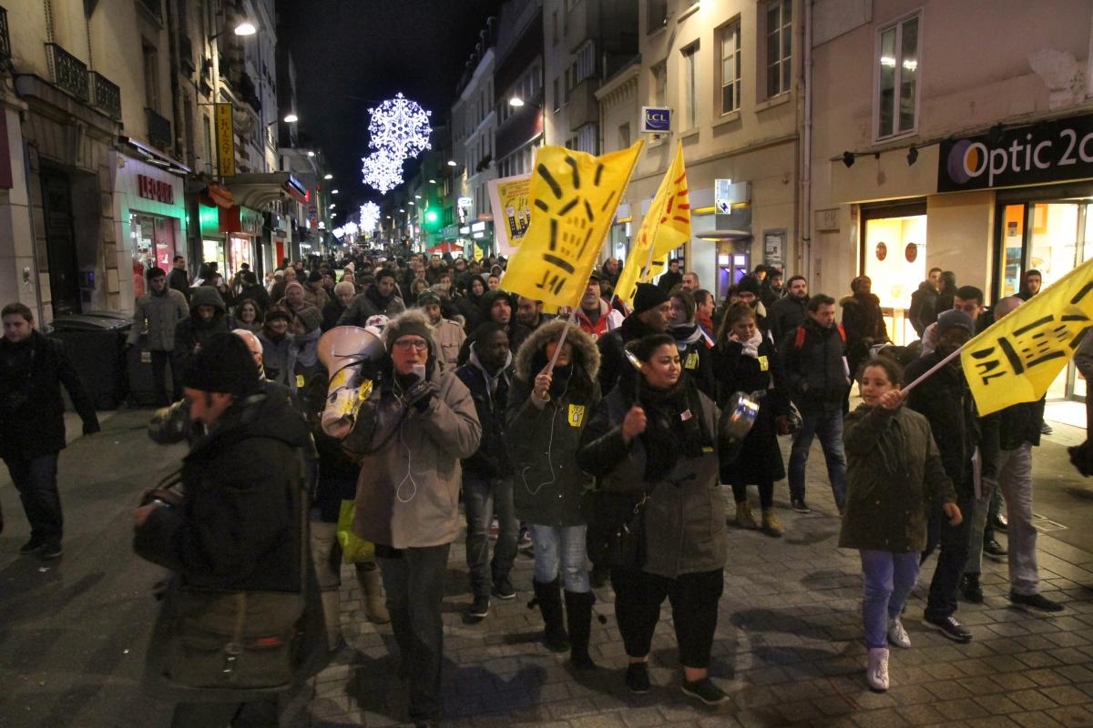 Manifestation dans le centre ville de Saint-Denis